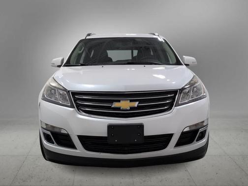 Iridescent Pearl Tricoat 2017 Chevrolet Traverse 2LT