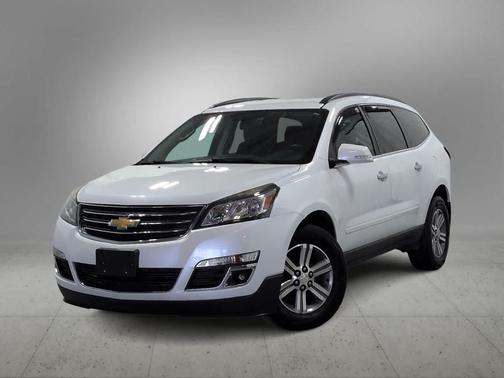 Iridescent Pearl Tricoat 2017 Chevrolet Traverse 2LT
