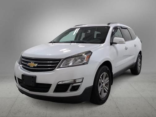Iridescent Pearl Tricoat 2017 Chevrolet Traverse 2LT