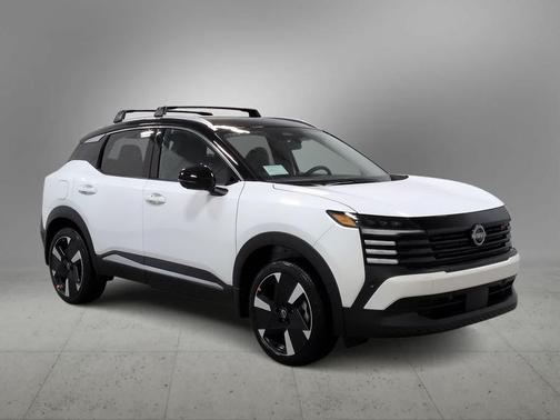 Aspen White Tricoat/Super Black 2026 Nissan Kicks SR