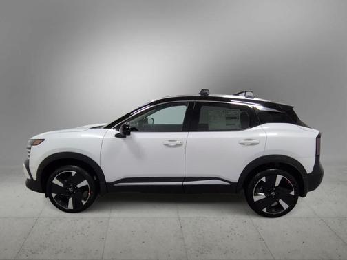 Aspen White Tricoat/Super Black 2026 Nissan Kicks SR