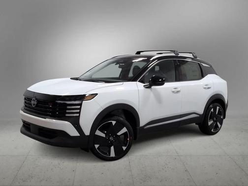 Aspen White Tricoat/Super Black 2026 Nissan Kicks SR