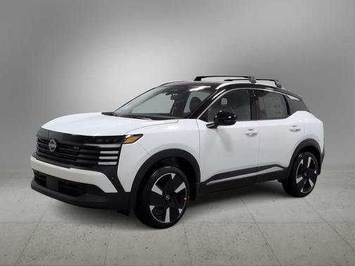 Aspen White Tricoat/Super Black 2026 Nissan Kicks SR