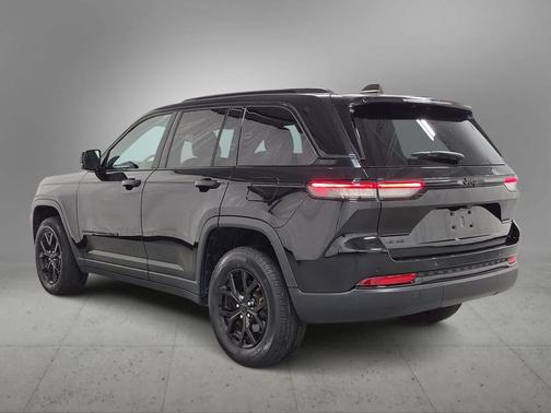 Diamond Black Crystal Pearlcoat 2024 Jeep Grand Cherokee Altitude