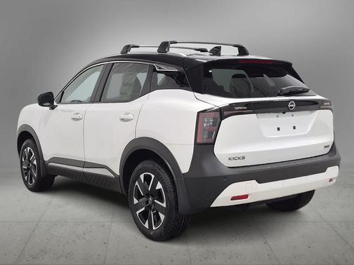 Aspen White Tricoat/Super Black 2026 Nissan Kicks SV