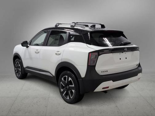 Aspen White Tricoat/Super Black 2026 Nissan Kicks SV