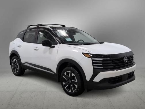 Aspen White Tricoat/Super Black 2026 Nissan Kicks SV