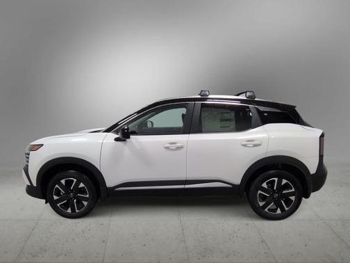 Aspen White Tricoat/Super Black 2026 Nissan Kicks SV