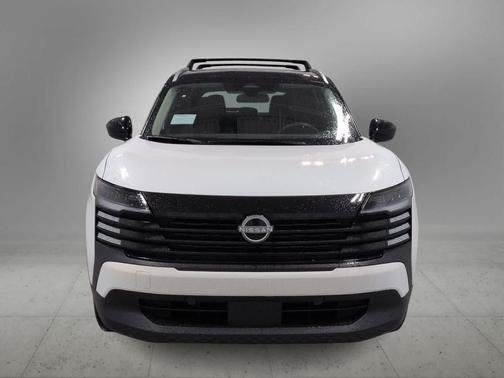 Aspen White Tricoat/Super Black 2026 Nissan Kicks SV