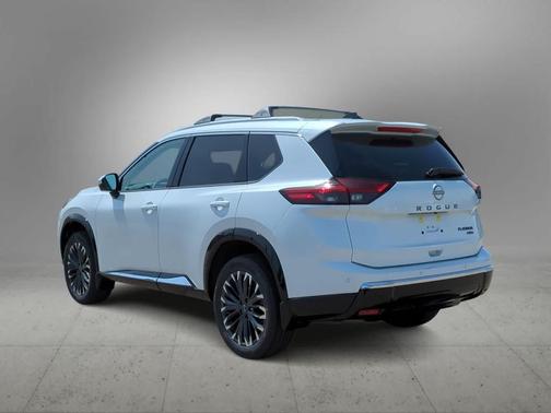 Everest White Pearl Tricoat 2026 Nissan Rogue Platinum