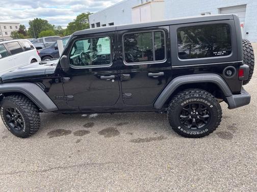 Black Clearcoat 2021 Jeep Wrangler Unlimited Sport Altitude