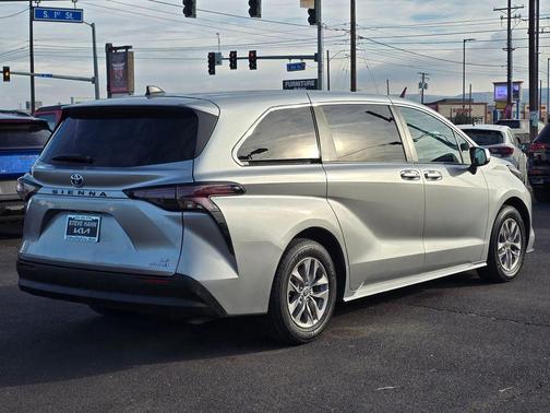 2023 Toyota Sienna LE