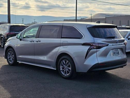 2023 Toyota Sienna LE