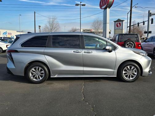2023 Toyota Sienna LE