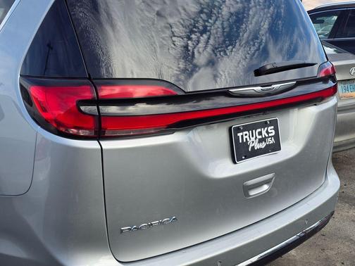 2024 Chrysler Pacifica Touring-L