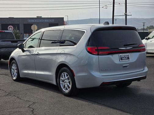 2024 Chrysler Pacifica Touring-L