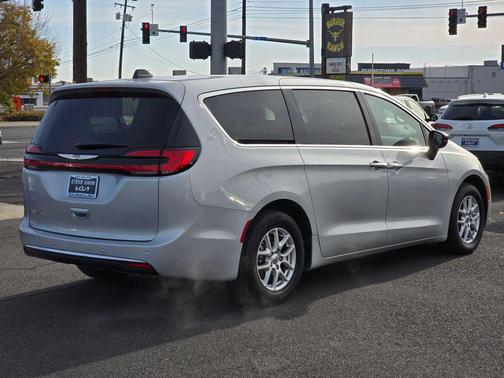 2024 Chrysler Pacifica Touring-L