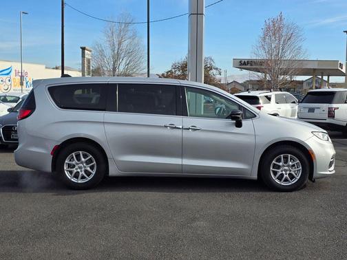 2024 Chrysler Pacifica Touring-L
