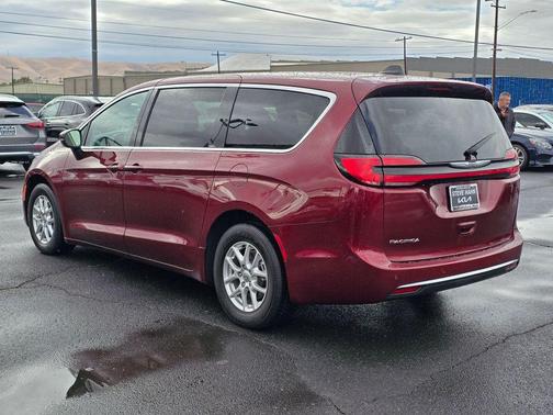 2023 Chrysler Pacifica Touring-L