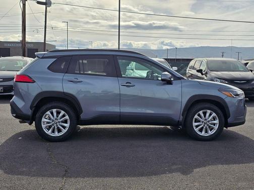 2024 Toyota Corolla Cross LE