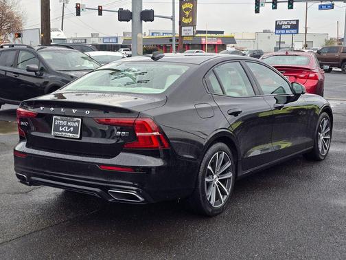 2022 Volvo S60 B5 Momentum