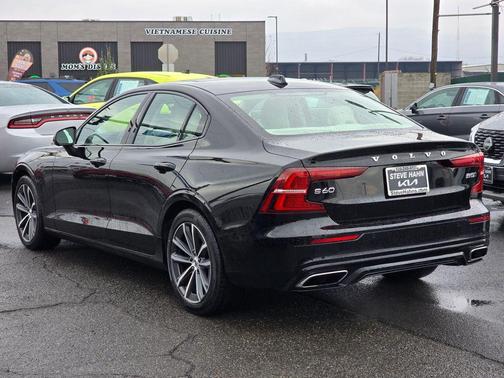 2022 Volvo S60 B5 Momentum