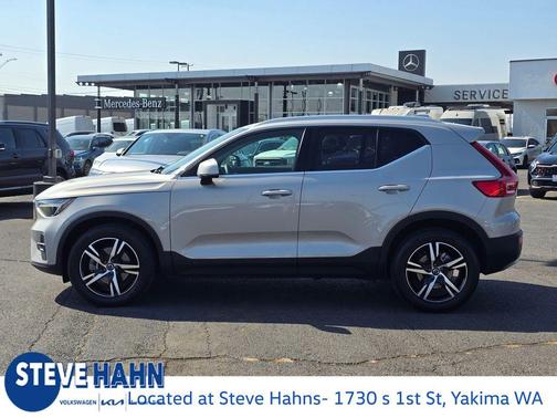 2023 Volvo XC40 B5 Plus Bright Theme