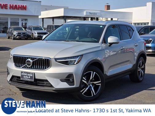 2023 Volvo XC40 B5 Plus Bright Theme