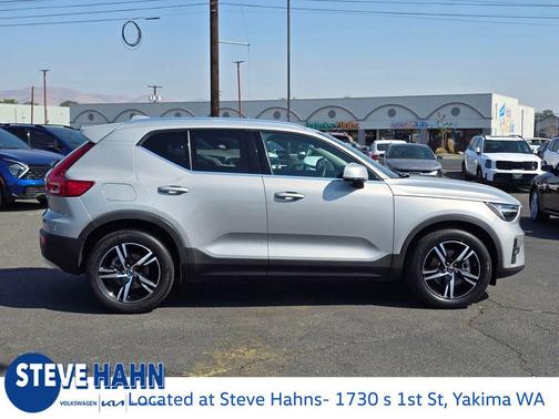 2023 Volvo XC40 B5 Plus Bright Theme