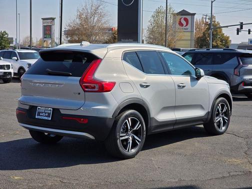 2023 Volvo XC40 B5 Plus Bright Theme