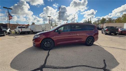 2023 Chrysler Pacifica Touring-L