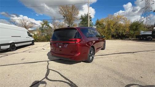 2023 Chrysler Pacifica Touring-L