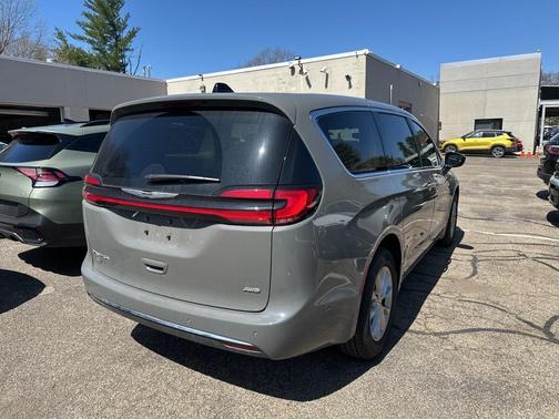2024 Chrysler Pacifica Touring-L