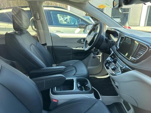 2024 Chrysler Pacifica Touring-L