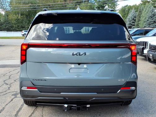 Iceberg Green 2027 Kia Carnival SX
