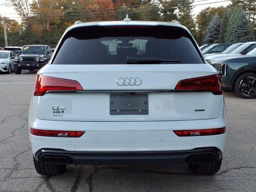 Glacier White Metallic 2025 Audi Q5 45 S line quattro Premium