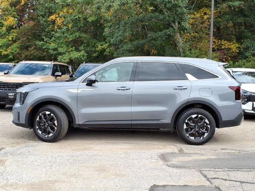 Everlasting Silver 2025 Kia Sorento S
