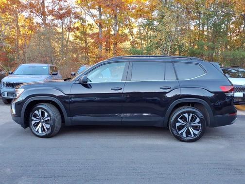 Deep Black Pearl Effect 2024 Volkswagen Atlas 2.0T SE