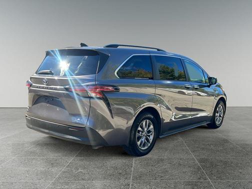 2021 Toyota Sienna XLE
