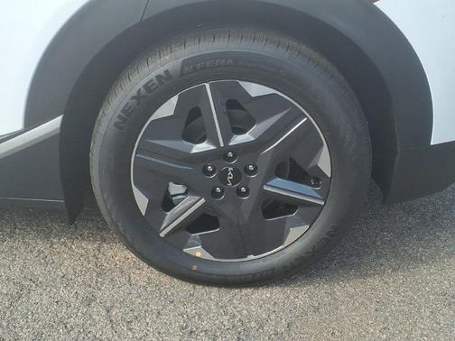 Glacial White Pearl 2026 Kia EV6 Light