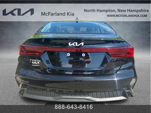 Aurora Black Pearl 2024 Kia Forte LXS