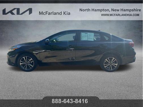 Aurora Black Pearl 2024 Kia Forte LXS