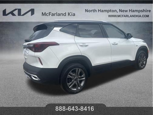 Clear White / Black Roof 2023 Kia Seltos S