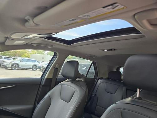 2024 Kia Niro EX Touring