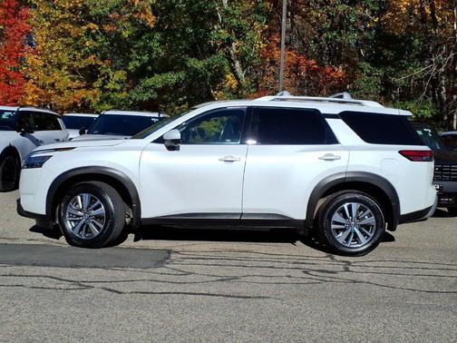 Everest White P 2025 Nissan Pathfinder SL