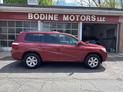 Maroon 2010 Toyota Highlander SE