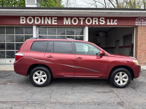 Maroon 2010 Toyota Highlander SE