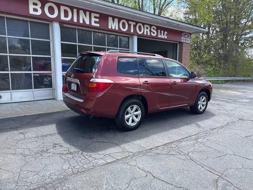 Maroon 2010 Toyota Highlander SE