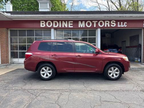 Maroon 2010 Toyota Highlander SE