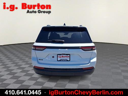 Bright White Clearcoat 2024 Jeep Grand Cherokee Laredo